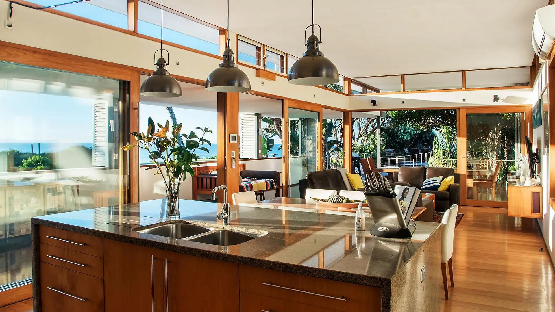 Beachfront Hideaway - Luxury Right On The Beach 拜伦湾